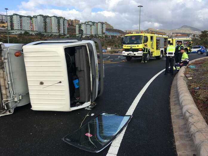 Bomberos y policías junto al camión volcado (Foto TA)